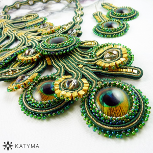 Souprava vodop&aacute;d pav&iacute;ch per a zlat&yacute;ch květů