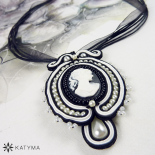 Přívěsek bílá dáma v černé