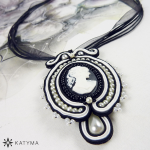 Př&iacute;věsek b&iacute;l&aacute; d&aacute;ma v čern&eacute;