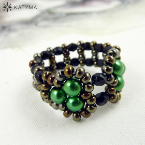 Prsten se zelen&yacute;mi perličkami