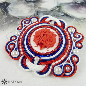 Brož rud&eacute; růže v trikoloře