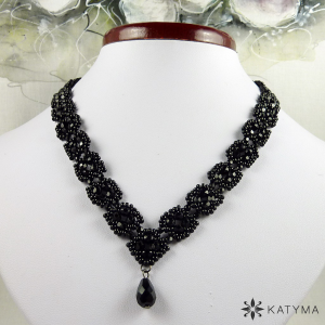 N&aacute;hrdeln&iacute;k s černou slzou