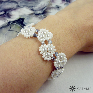 N&aacute;ramek klikat&yacute; b&iacute;l&eacute; perličky se stř&iacute;brnou