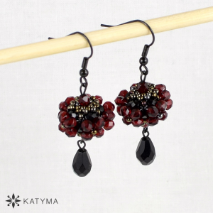 Rub&iacute;nov&eacute; květy v čern&eacute; 2