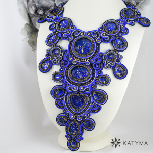 N&aacute;hrdeln&iacute;k tmavomodr&eacute; nebe