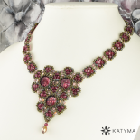 Náhrdelník s malovanými kabošony