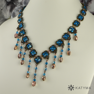 Elegantn&iacute; &uacute;zk&yacute; n&aacute;hrdeln&iacute;k