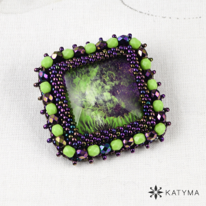 Brož s malovan&yacute;m kabo&scaron;onem čtverec