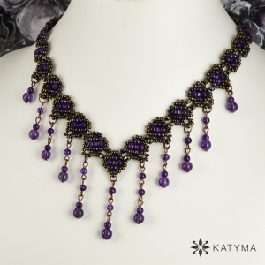 Elegantn&iacute; &uacute;zk&yacute; n&aacute;hrdeln&iacute;k ametyst