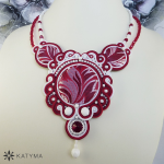 Náhrdelník květ v červenobílé