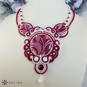 N&aacute;hrdeln&iacute;k květ v červenob&iacute;l&eacute;