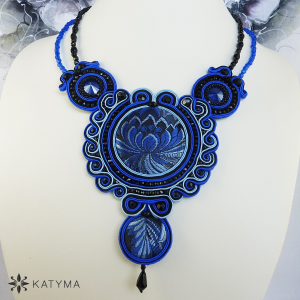 N&aacute;hrdeln&iacute;k květ v modročern&eacute;