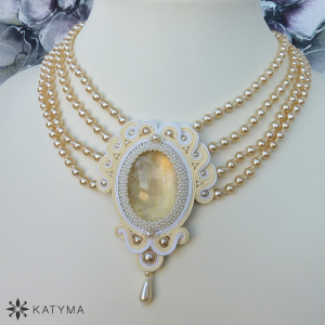 N&aacute;hrdeln&iacute;k perličkov&yacute; s malovan&yacute;m ov&aacute;lem