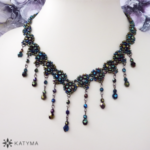 Elegantn&iacute; &uacute;zk&yacute; n&aacute;hrdeln&iacute;k