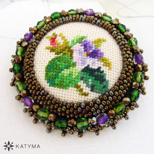 Brož v&yacute;&scaron;ivka fialka