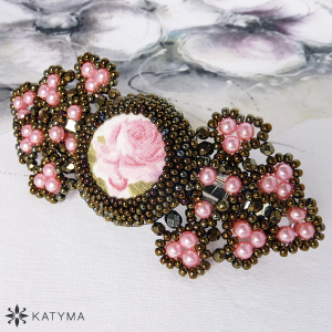 Spona s růž&iacute;