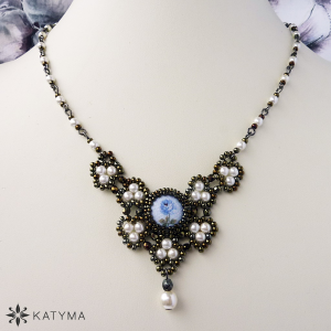 Elegantn&iacute; jemn&yacute; n&aacute;hrdeln&iacute;k růže