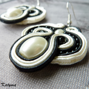 N&aacute;u&scaron;nice smetanov&eacute; olivy v čern&eacute;