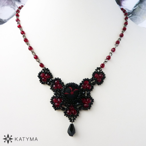 Elegantn&iacute; jemn&yacute; n&aacute;hrdeln&iacute;k brok&aacute;t