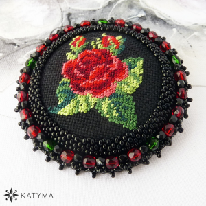 Brož v&yacute;&scaron;ivka růže s poupaty