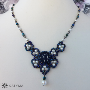 Elegantn&iacute; jemn&yacute; n&aacute;hrdeln&iacute;k modrotisk