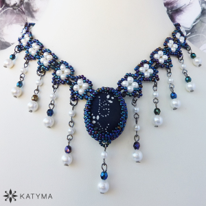 Elegantn&iacute; &uacute;zk&yacute; n&aacute;hrdeln&iacute;k modrotisk