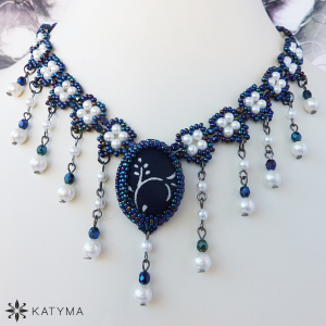 Elegantn&iacute; &uacute;zk&yacute; n&aacute;hrdeln&iacute;k modrotisk