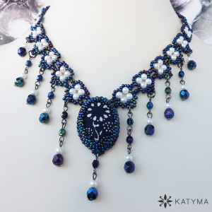 Elegantn&iacute; &uacute;zk&yacute; n&aacute;hrdeln&iacute;k modrotisk