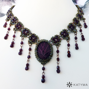 Elegantn&iacute; &uacute;zk&yacute; n&aacute;hrdeln&iacute;k brok&aacute;t