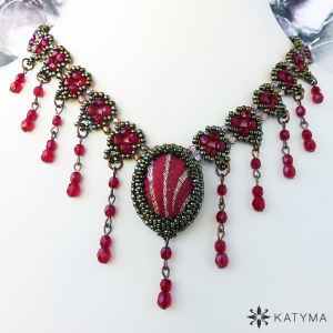 Elegantn&iacute; &uacute;zk&yacute; n&aacute;hrdeln&iacute;k brok&aacute;t