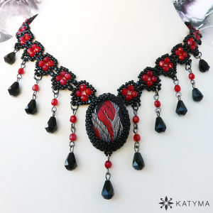 Elegantn&iacute; &uacute;zk&yacute; n&aacute;hrdeln&iacute;k brok&aacute;t