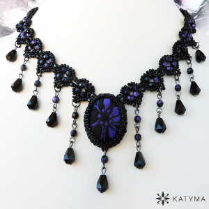 Elegantn&iacute; &uacute;zk&yacute; n&aacute;hrdeln&iacute;k brok&aacute;t