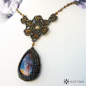 N&aacute;hrdeln&iacute;k s kapkou labradoritu