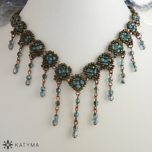 Elegantn&iacute; &uacute;zk&yacute; n&aacute;hrdeln&iacute;k