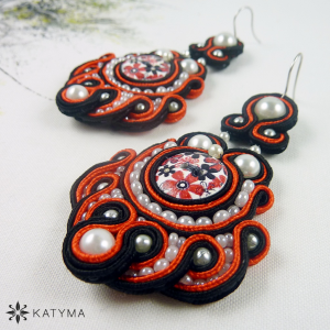 N&aacute;u&scaron;nice &scaron;panělsk&eacute; s květy